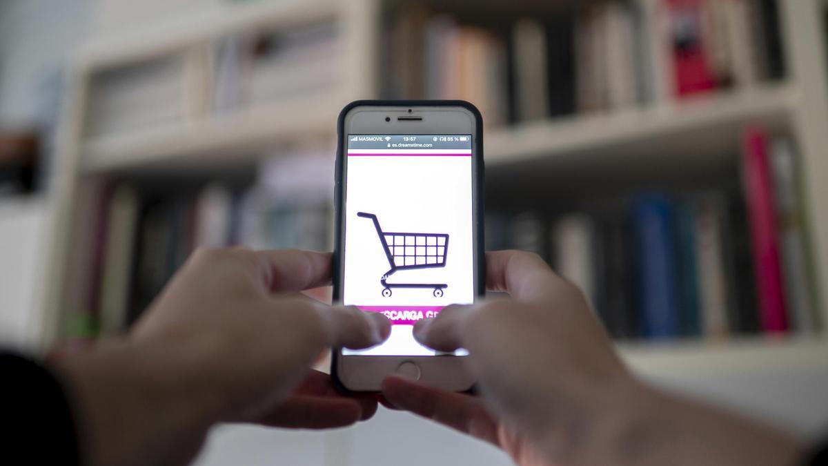 Una persona hace una compra a través de su teléfono móvil.