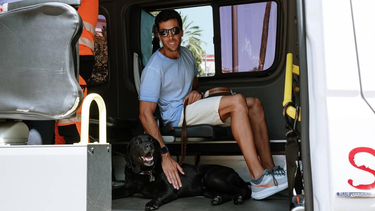 VÍDEO | Los perros guía podrán subir a las ambulancias no urgentes del Servicio de Salud para acompañar a los usuarios