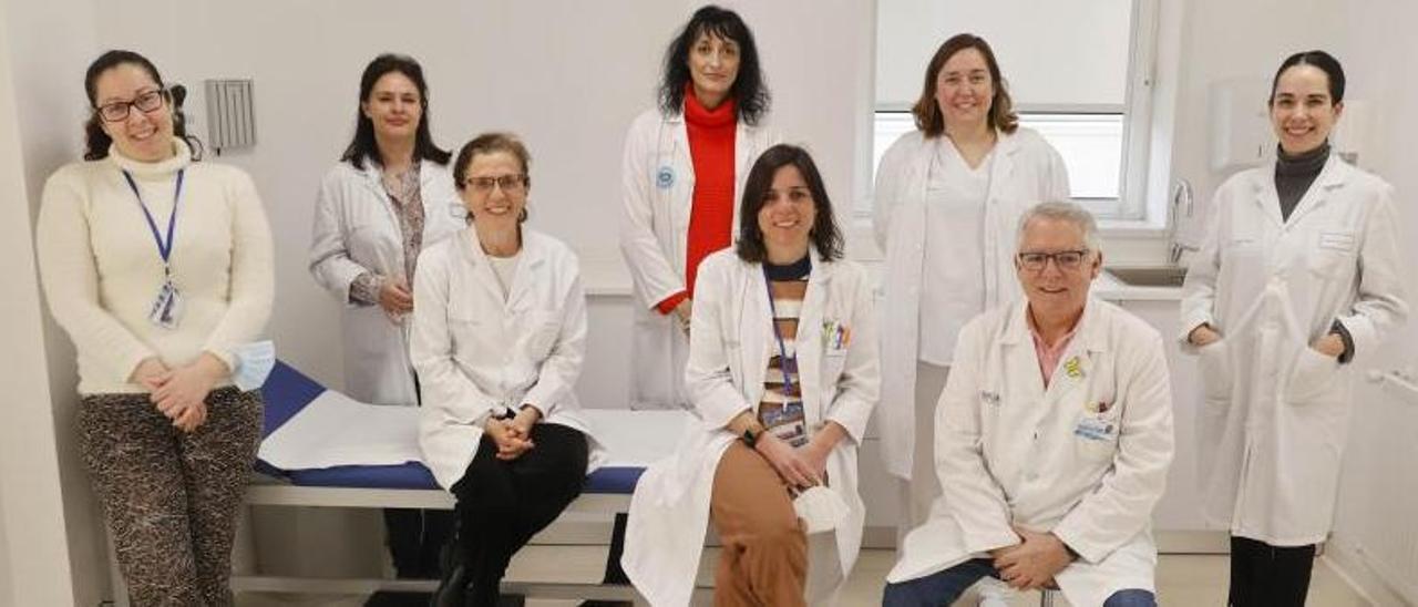 Desde la izq., la auxiliar administrativa Paloma, la enfermera Nuria Carrera, la neuróloga María José Moreno, la psicogeriatra Águeda Rojo, la neuropsicóloga, Lorena García, los enfermeros Andrea Fernández y Rodolfo Méndez y la neuróloga Marta Saavedra. |   // ALBA VILLAR