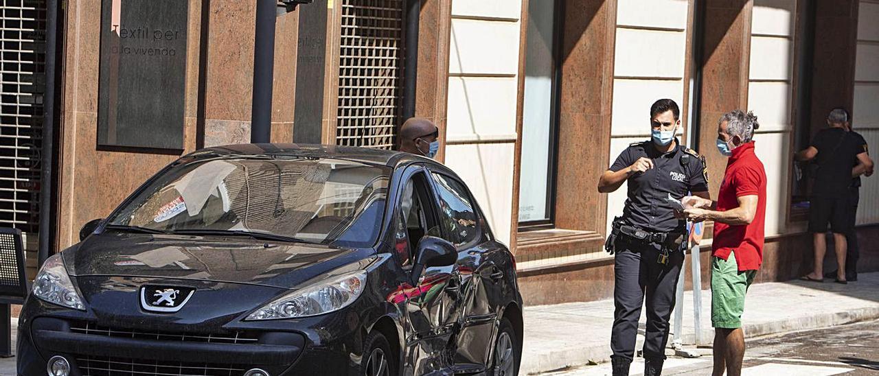 El coche siniestrado en Xàtiva, momentos después del choque, ayer por la mañana | PERALES IBORRA