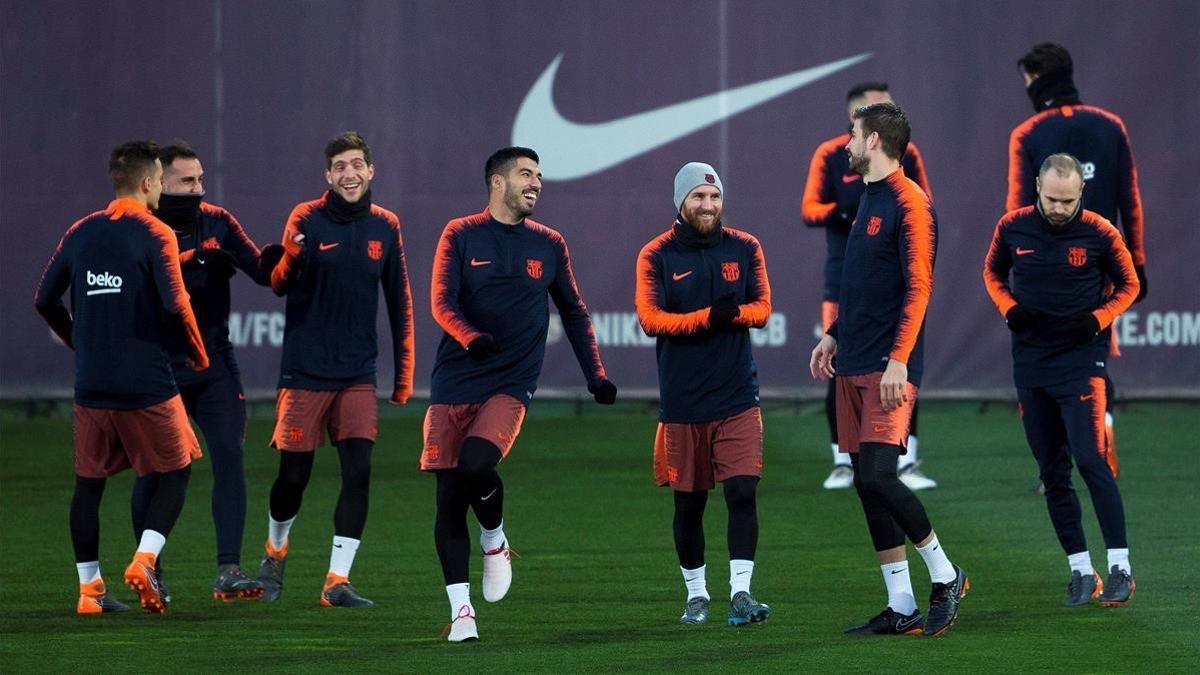 Suárez, Messi, Piqué e Iniesta, entre otros, en el último entrenamiento del Barça antes de ir a Valencia.