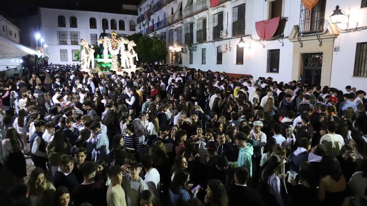 Multitud de jóvenes en la plaza Conde de Priego, en Santa Marina, durante las Cruces, este martes.