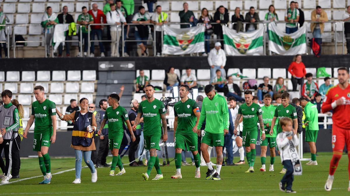 Los futbolistas del Elche se retiran tristes tras la goleada encajada ante el Burgos.