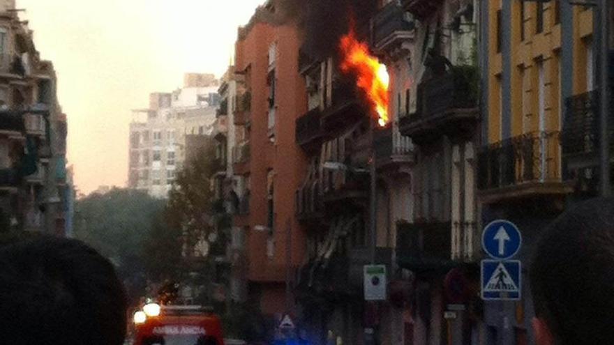 Fallece un hombre en un incendio en el Poble Sec