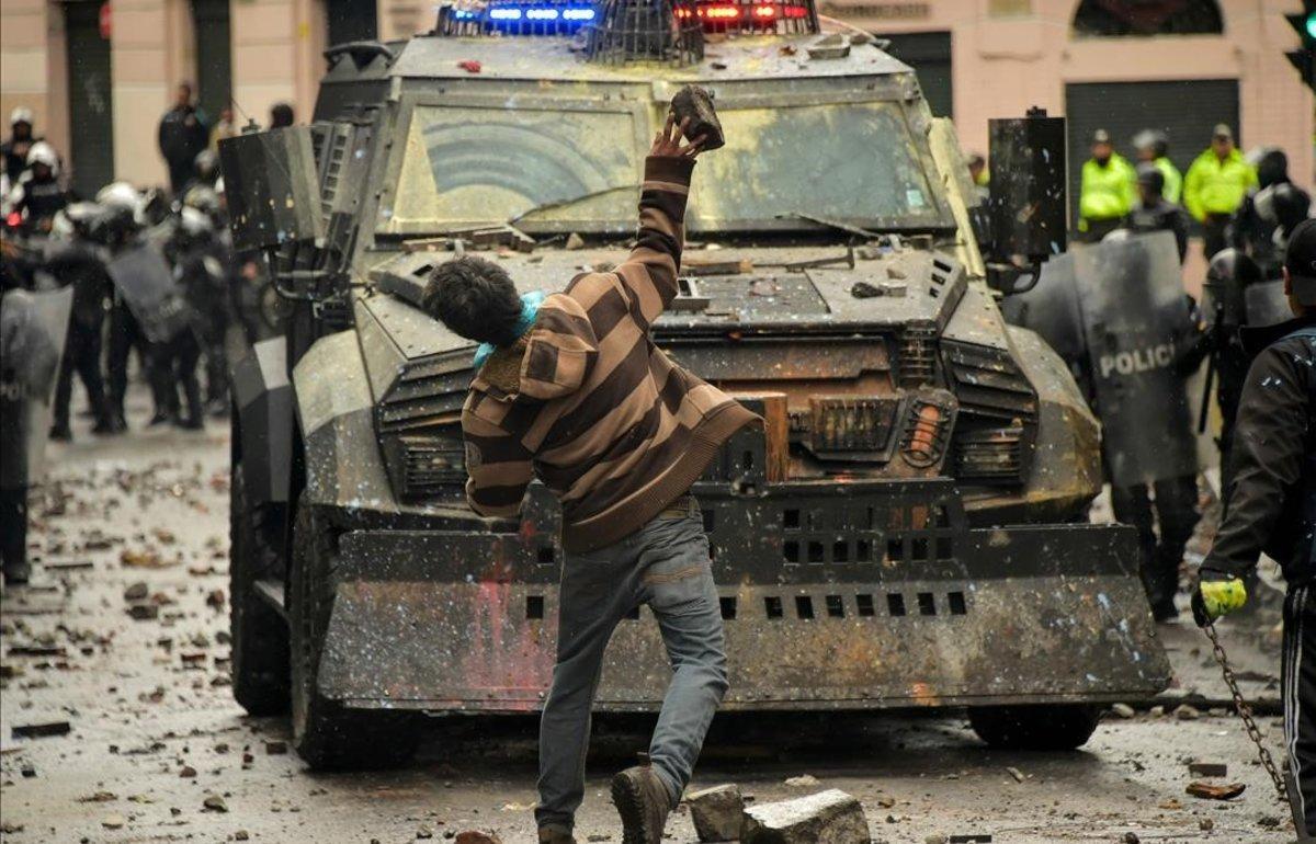 zentauroepp50226648 topshot   a demonstrator clashes with riot police during a t191004195754