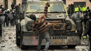 zentauroepp50226648 topshot   a demonstrator clashes with riot police during a t191004195754