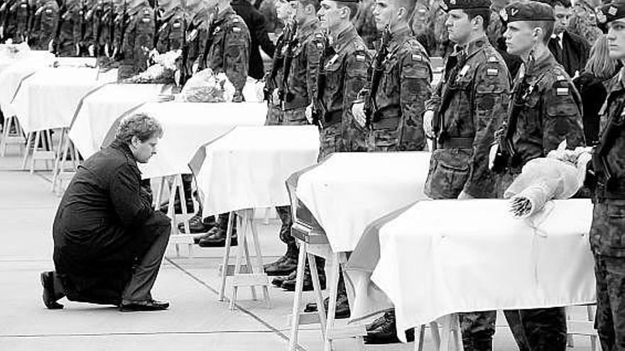 Un familiar de uno de los fallecidos le rinde homenaje en el aeropuerto de Varsovia.