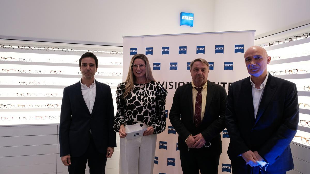 José González, Anne Igartiburu, Peter Lüder y Alberto Cubillas en la inauguración del nuevo ZEISS VISION CENTER en Málaga