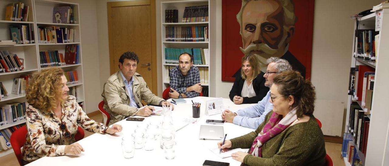 En el sentido de las agujas del reloj, por la izquierda, Blanca Palmero, Julio Tamés, César González, Gimena Llamedo, Luis Manuel Flórez y Blanca Esther Aranda, ayer, al inicio de la segunda reunión de preparación del proceso de primarias. | Á. G.