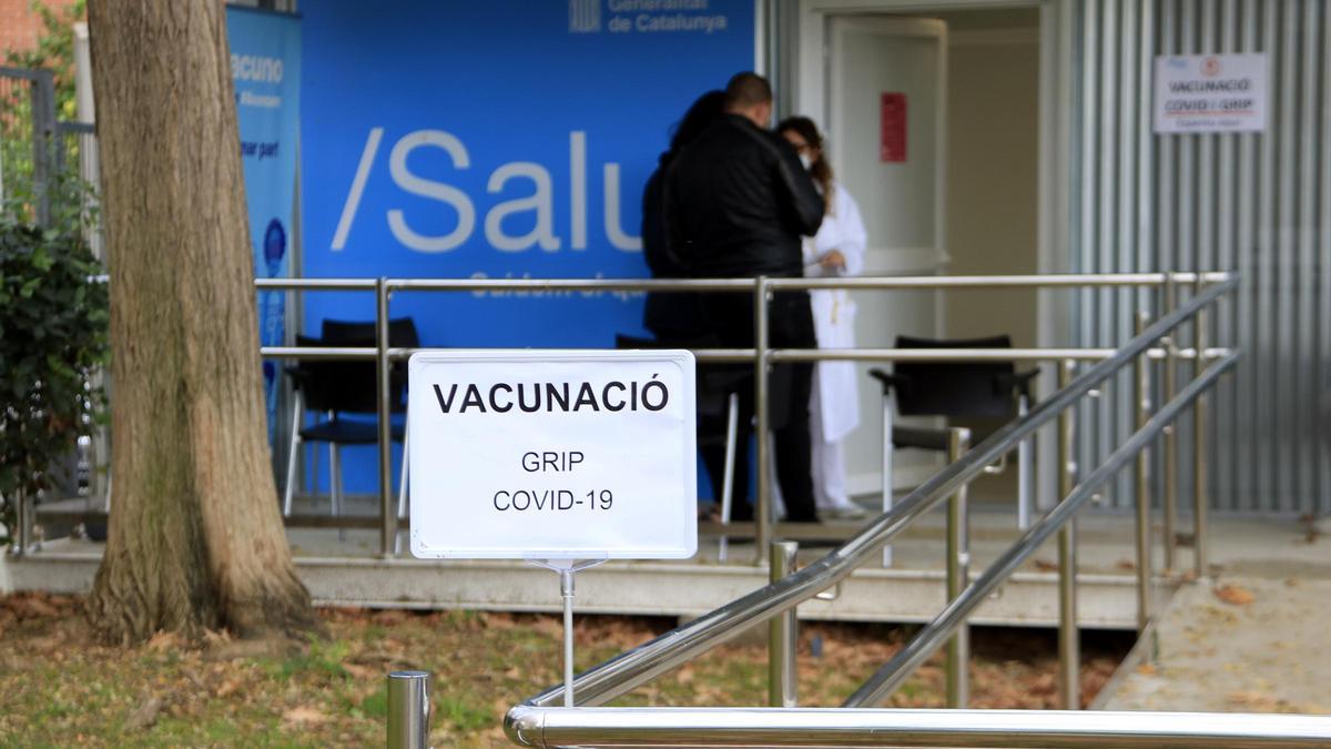 Mòdul d&#039;un CAP, amb un cartell que indica que s&#039;hi vacuna de la grip i de la Covid-19