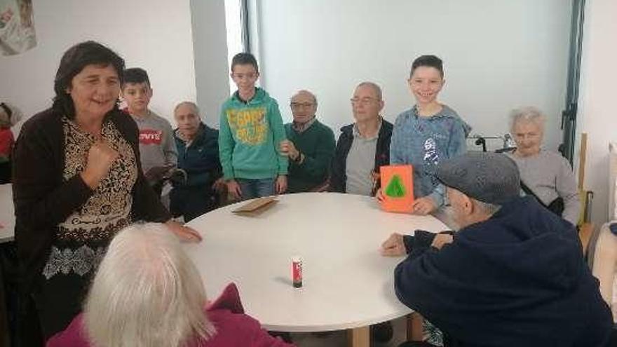 El alumnado con los mayores, ayer, en la residencia.