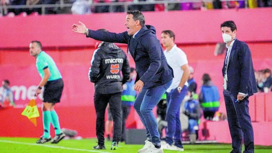 Luis García da instrucciones a sus jugadores en el duelo ante el Sevilla.