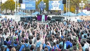 Mbaka, en una batalla de galls anterior. A sota, cartell del festival Brot.