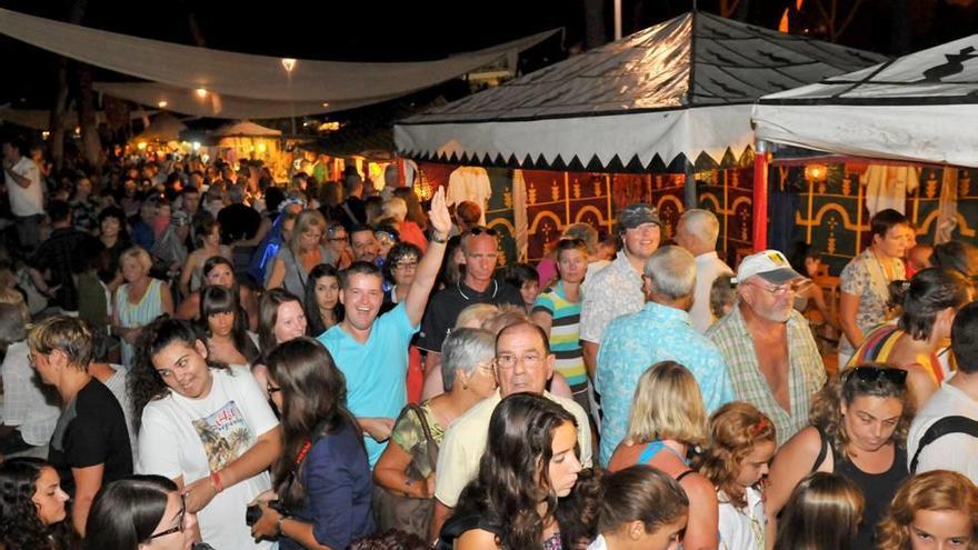 Vista de un mercado artesanal veraniego en la playa de Santa Ponça (Calvià).