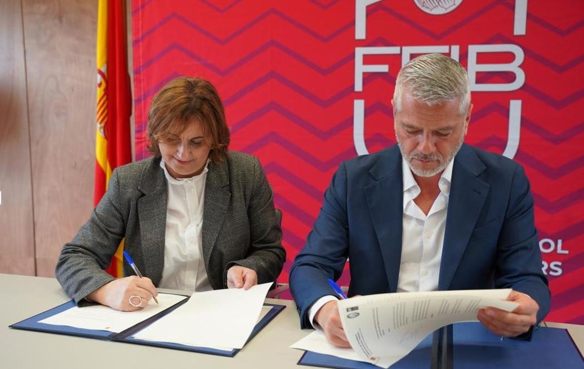 La consellera Antònia Maria Estarellas y el presidente de la Balear, Jordi Horrach, durante la firma del acuerdo.