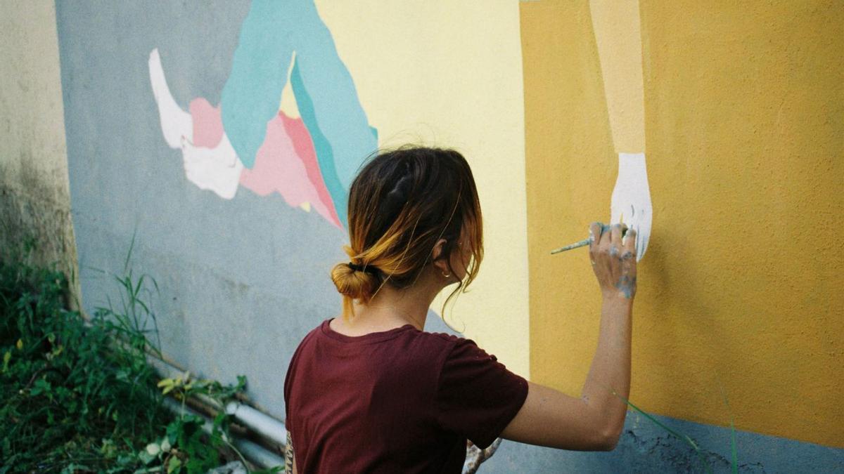 Ana Sainz Quesada, ‘Anapurna’, mientras pinta un mural en Palma.  | DAVID OLIVER