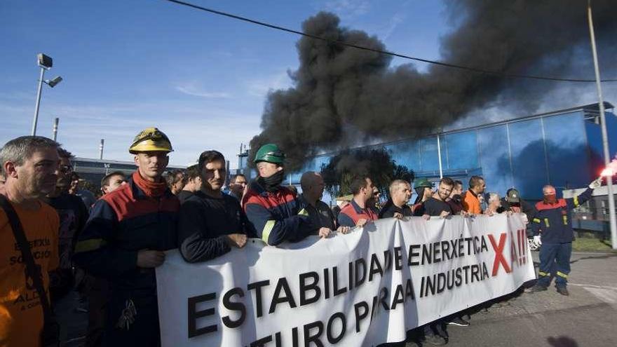 Concentración de los trabajadores de Alcoa en el polígono de A Grela.