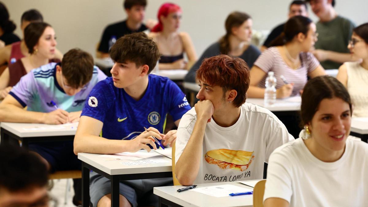 Alumnos se examinan de la PAU en la Universidad de Zaragoza, en una imagen de archivo.