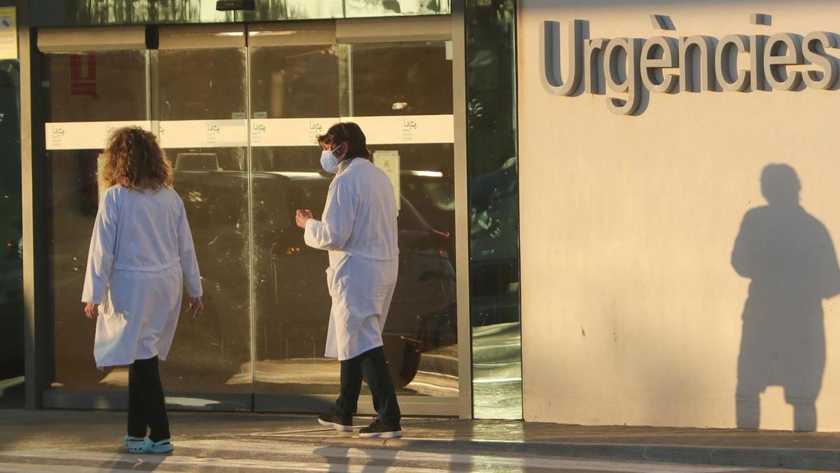 Sanitarios a las puertas del Hospital La Fe, el área de salud más afectada por las bajas por covid.   | F. CALABUIG