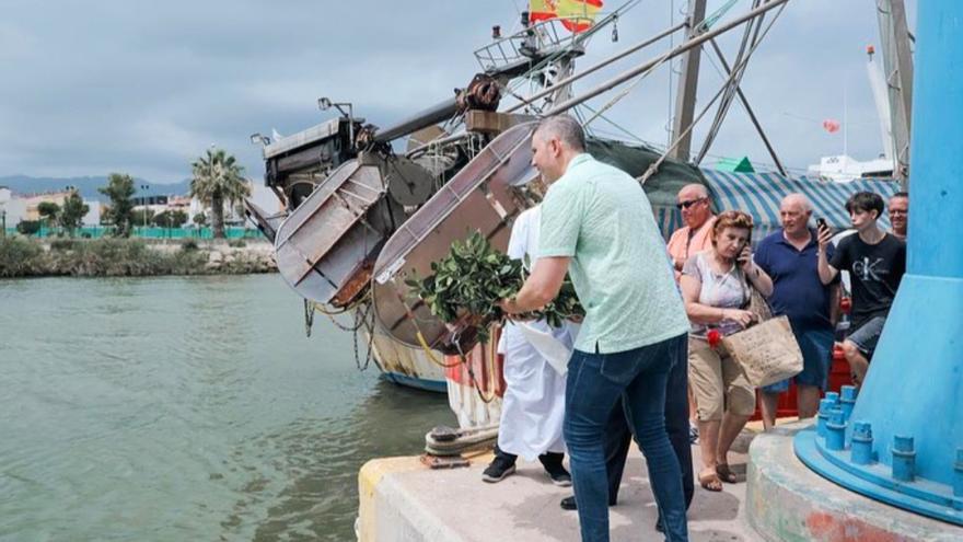 Ofrenta floral en el muelle del río.