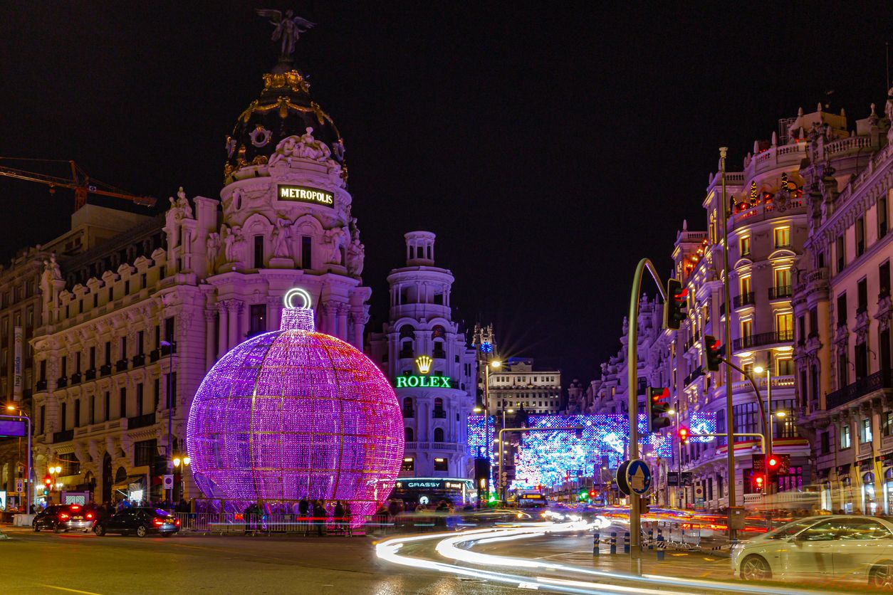 Gran Vía Iluminada en Madrid para la temporada navideña con increíbles espectáculos de luz