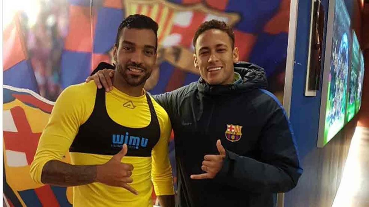 Michel Macedo, junto a Neymar en el Camp Nou