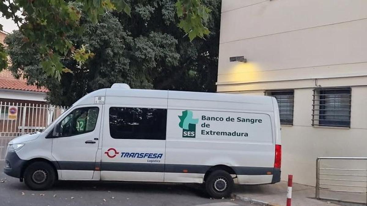 Una furgoneta del Banco de Sangre en el centro de San José.