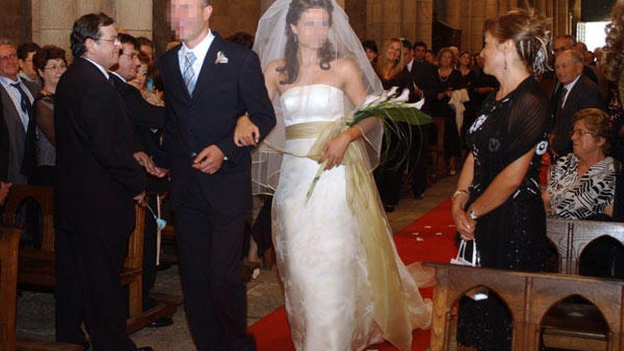 Una reciente boda religiosa en una iglesia de Ourense.  // Jesús Regal