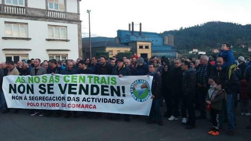 Una de las protestas de la plantilla de Ferroatlántica en Cee contra la venta de las centrales del Xallas.