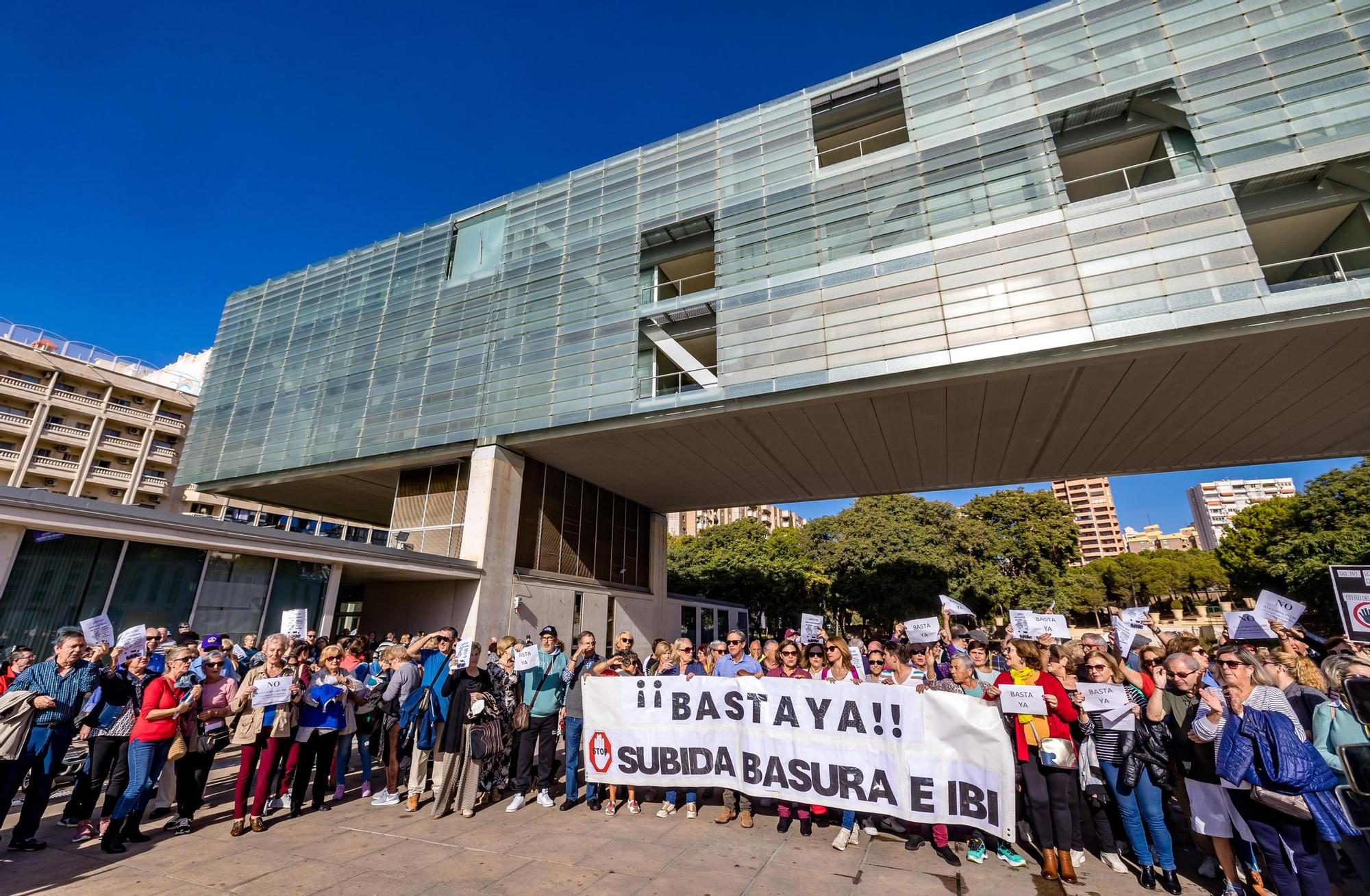 Vecinos de Benidorm se manifiestan en contra de la subida de impuestos de IBI y de la recogida de basuras.