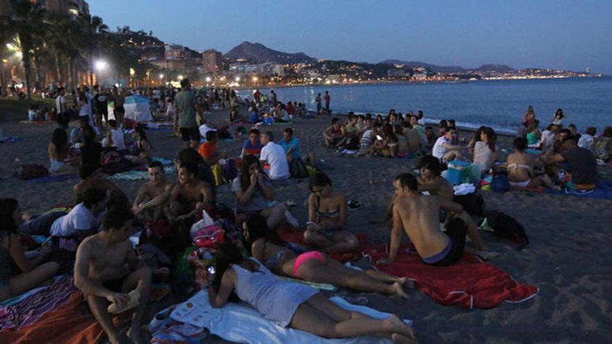 Muchos malagueños acuden a la playa de La Malagueta para pasar la Noche de San Juan.