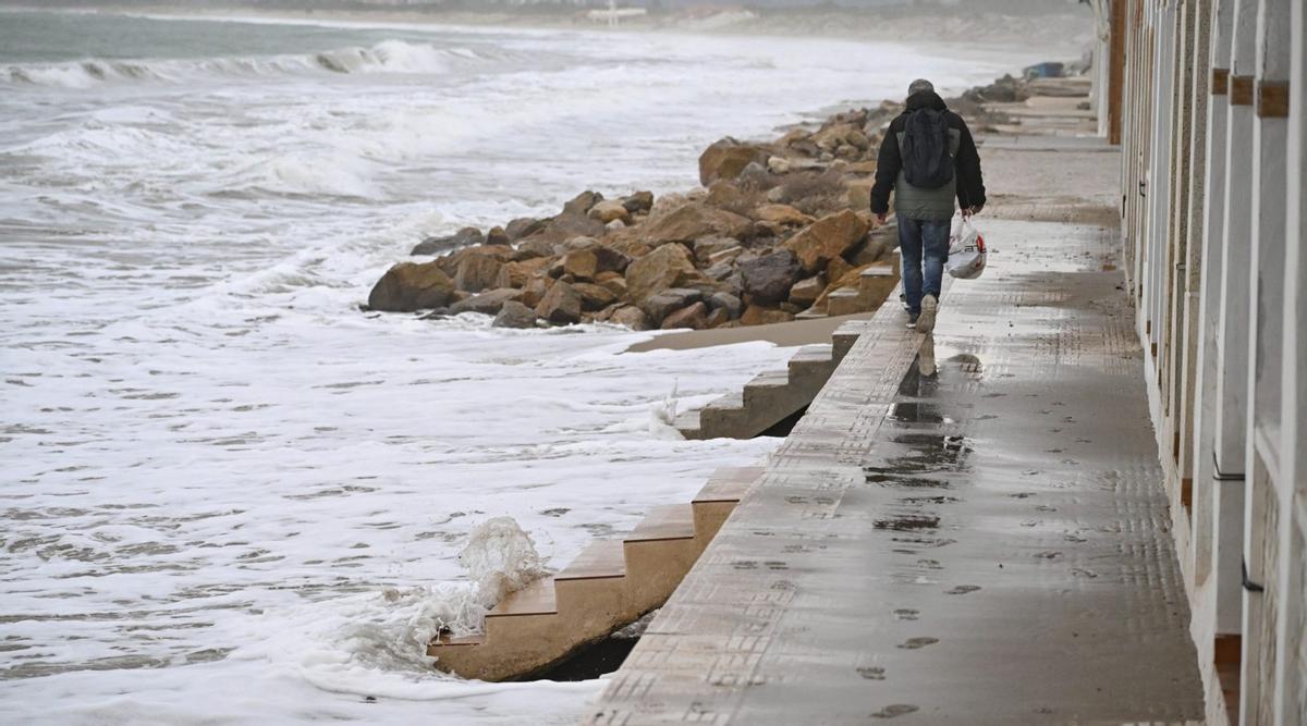 Las casas de primera línea de la playa de El Pinet, durante uno de los últimos temporales. | D. TORTAJADA