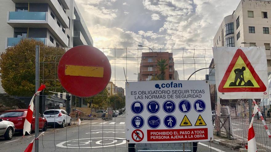 Precaución al circular en Reyes Huertas por la obra en Cáceres de 19 apartamentos turísticos