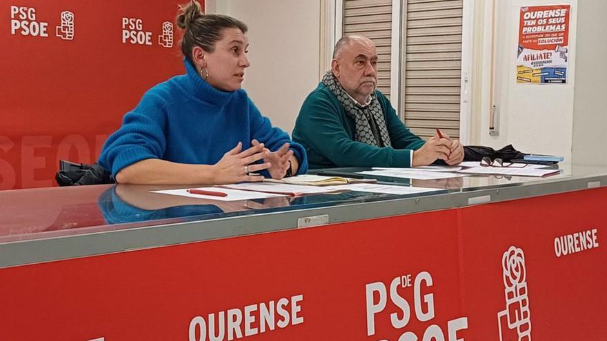 Natalia González y José Ramón Fernández, ayer, en la sede.   | // FDV