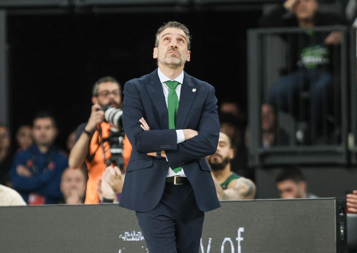 Ibon Navarro mira el videmarcador durante e| Real Madrid - Unicaja