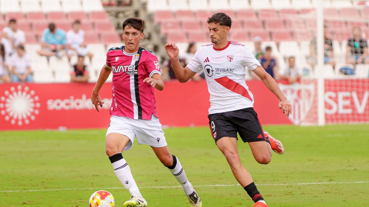 Fidalgo protege el balón en una acción del encuentro frente al Sevilla Atlético