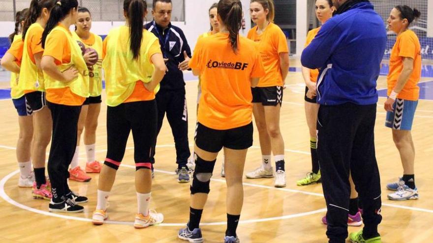 Alfredo Rodríguez se dirige a las jugadoras durante un entrenamiento.