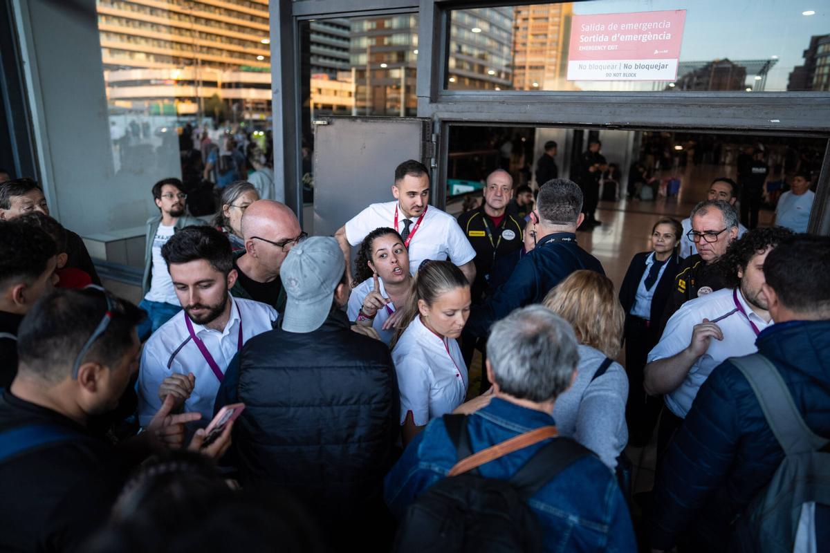 BARCELONA 28/04/2025 Sociedad. Viajeros de AVE y larga distancia entran en las instalaciones de la estación de Sants, minetras que los de media y corta se quedan fuera sin poder entrar. el día que hubo el apagon electrico en españa. FOTO de ZOWY VOETEN