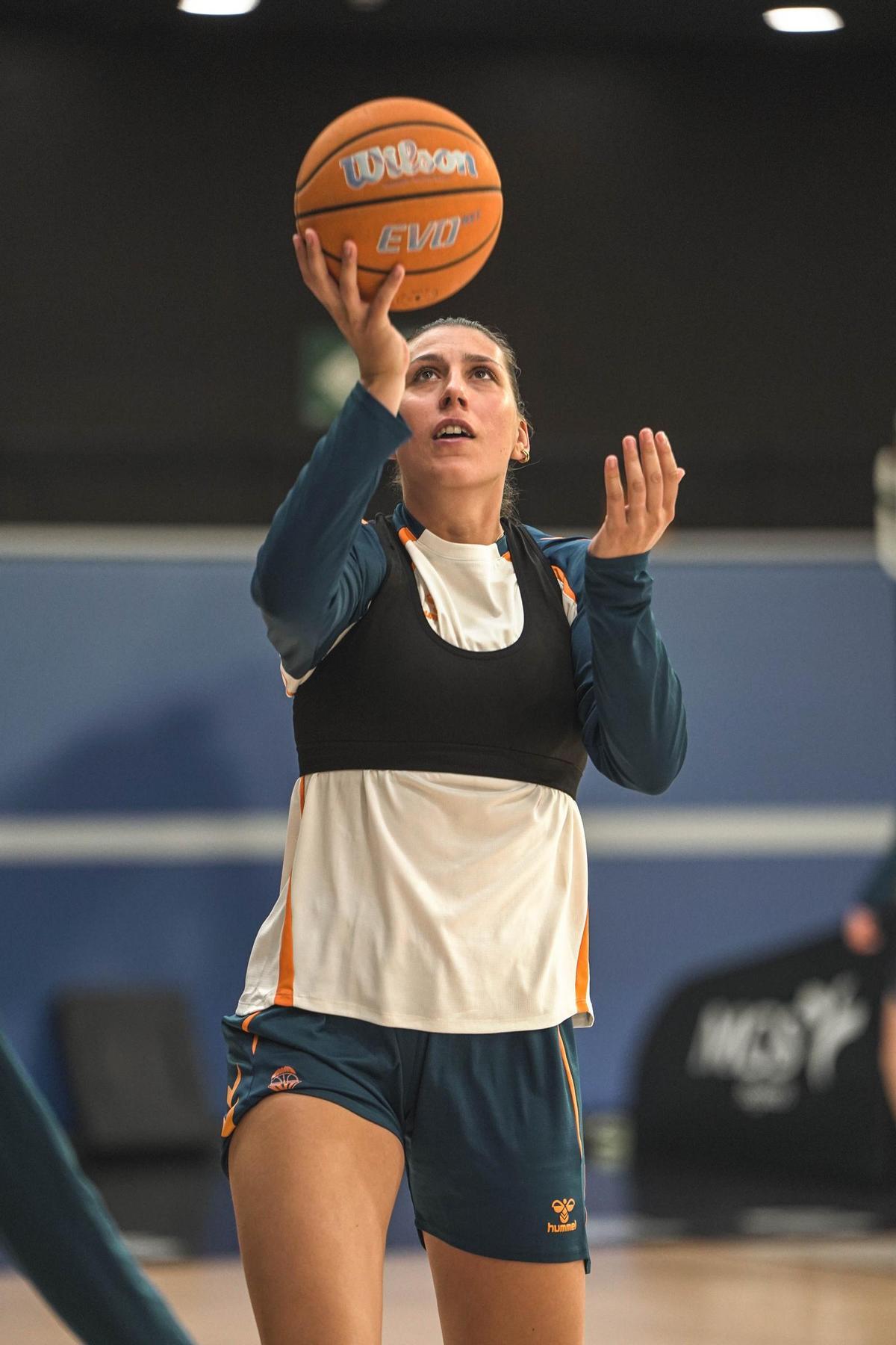 María Araújo, en su primer entreno en València tras los partidos con España.