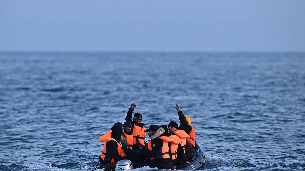 Un grupo de migrantes en una lancha hinchable frente a las costas de Dover, en el sur de Inglaterra.