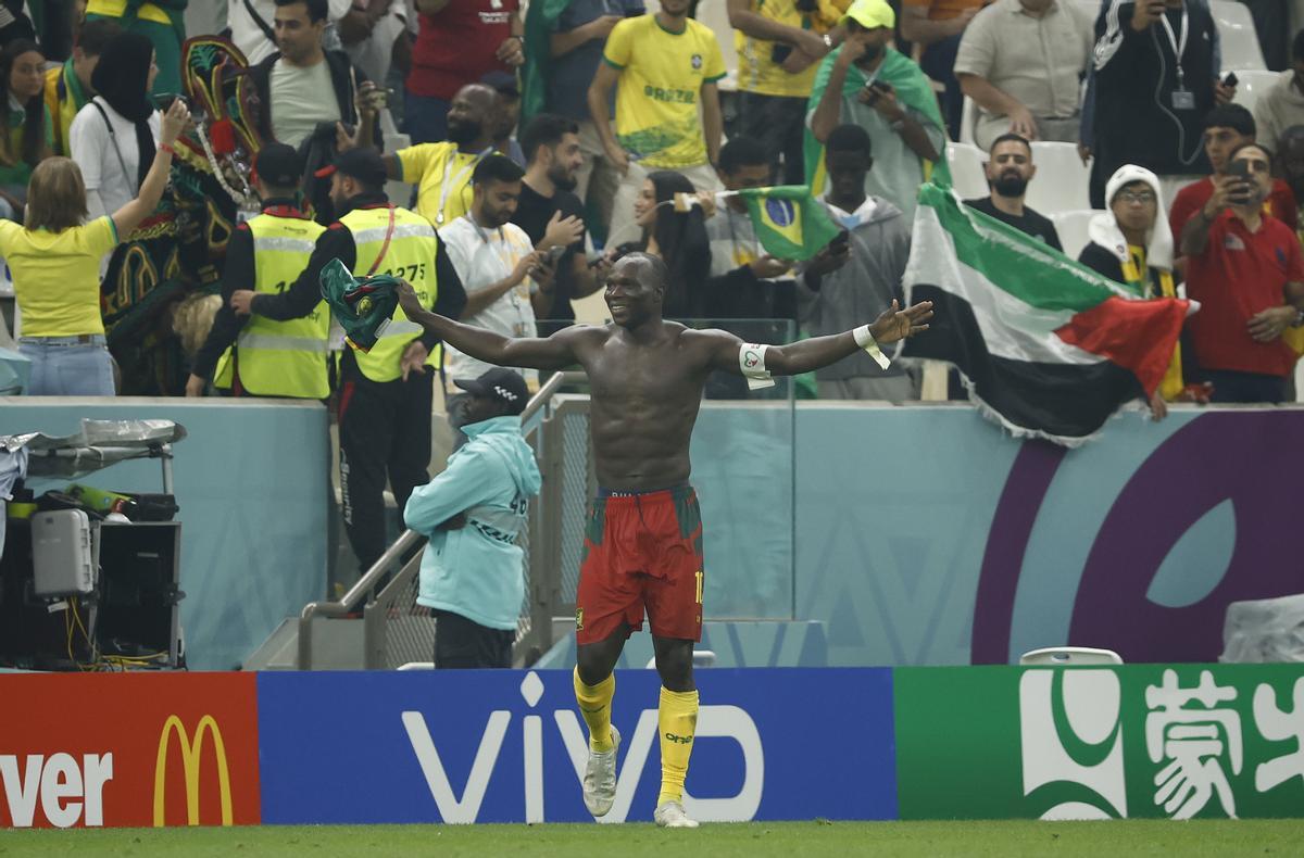 GR5307. LUSAIL (CATAR), 02/12/2022.- Vincent Aboubakar de Camerún celebra un gol hoy, en un partido de la fase de grupos del Mundial de Fútbol Qatar 2022 entre Camerún y Brasil en el estadio de Lusail (Catar). EFE/José Méndez