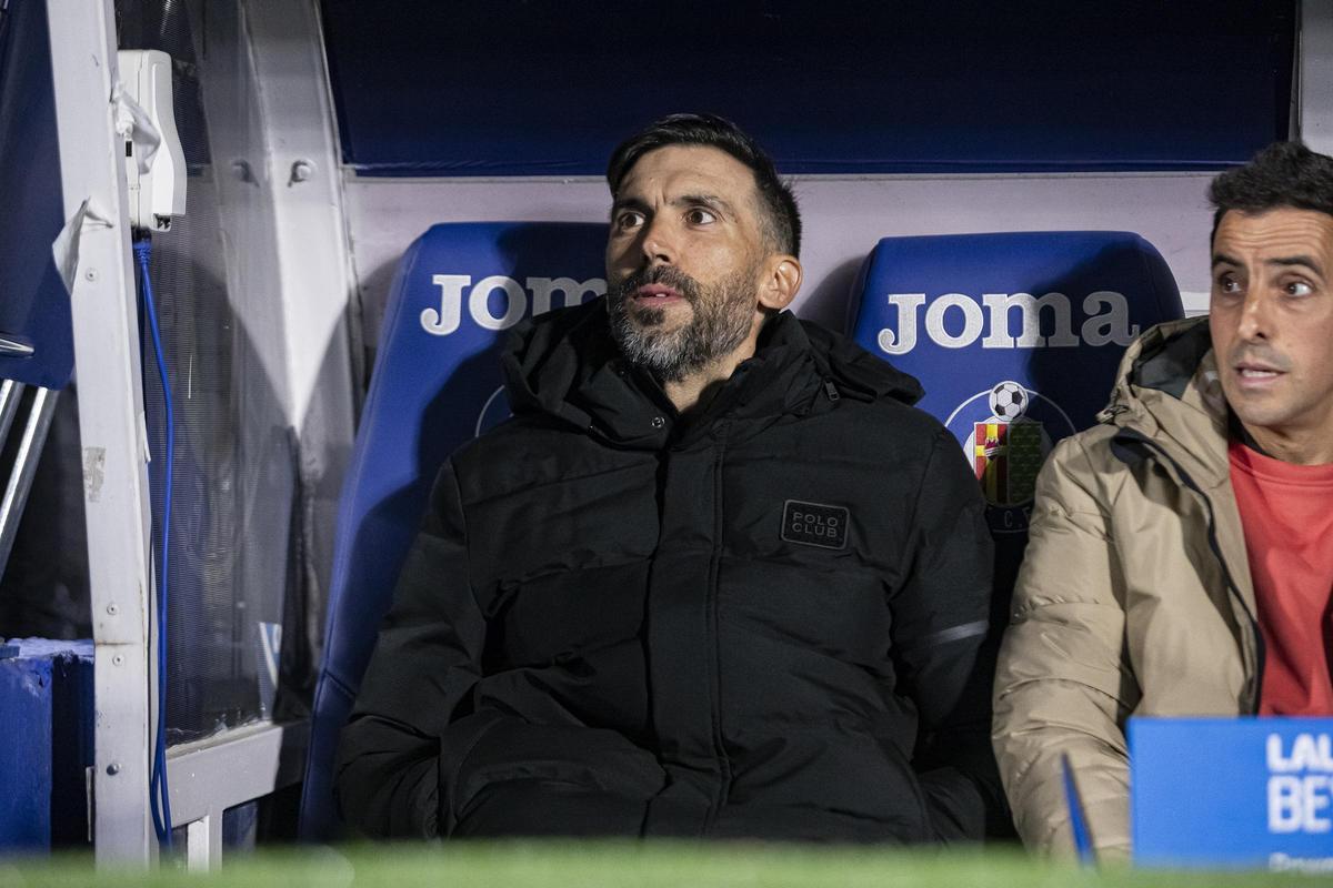 Eder Sarabia, sentado en el banquillo del Coliseum antes del partido.
