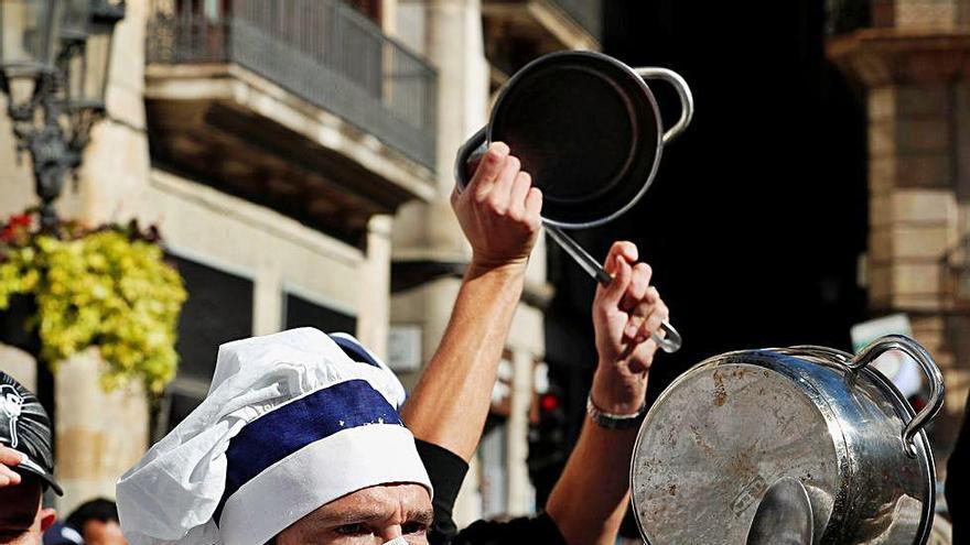 Manifestants ahir a la plaça Sant Jaume de Barcelona.