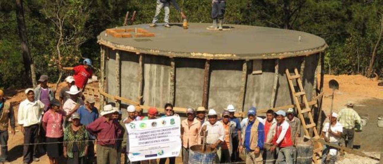 Inauguración de uno de los tanques de agua construidos con la colaboración de Geólogos del Mundo en Honduras.