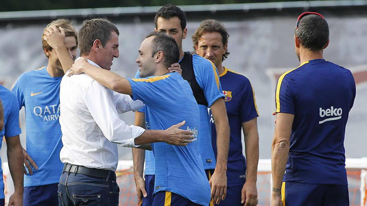 Robert Fernández saluda cordialmente a Iniesta en presencia de Luis Enrique y de varios jugadores, en Washington