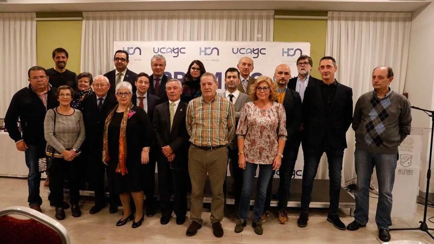 Foto de familia de los premiados, los galardonados por su jubilación, con José Manuel García, &quot;Roxín&quot;, en el centro de la imagen.