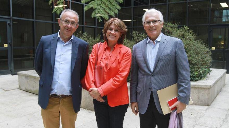 Xosé Manuel Cid, Dolores Delgado y Baltasar Garzón, en la entrada del edificio Politécnico. |   // IÑAKI OSORIO