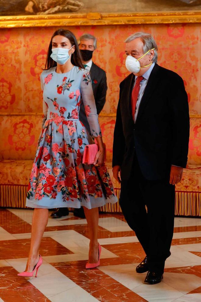 La reina Letizia, la perfecta anfitriona con vestido de flores de Carolina Herrera, en el almuerzo ofrecido por los reyes en honor del secretario general de la ONU