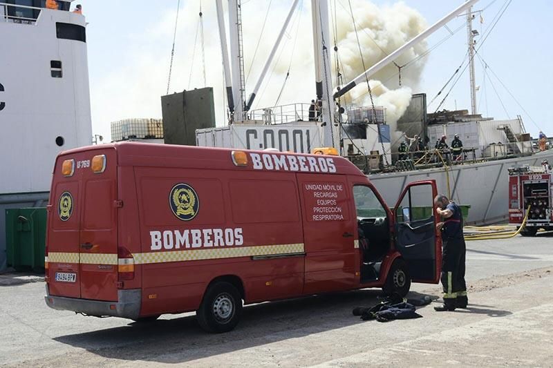 Incendio de un pesquero ruso en el Puerto