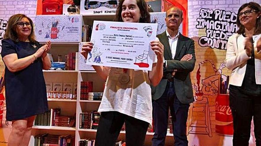 La finalista zamorana Berta Carrasco tras recibir el premio de manos de la directora de La Opinión, Marisol López.